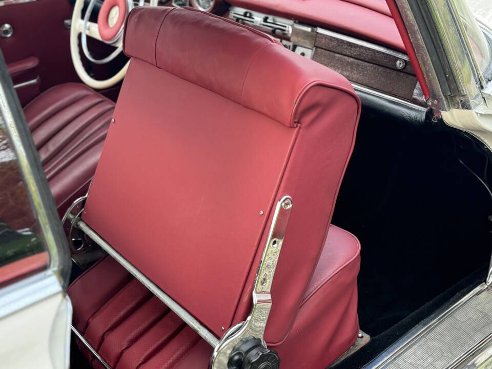 Image 32/132 of Mercedes-Benz 220 SE b (1963)