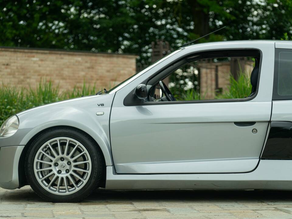 Image 17/50 of Renault Clio II V6 (2002)