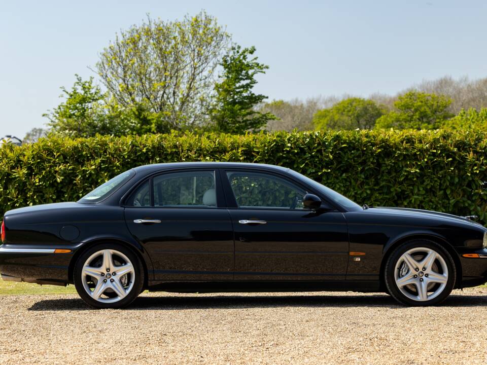 Image 2/43 of Jaguar XJR (2003)