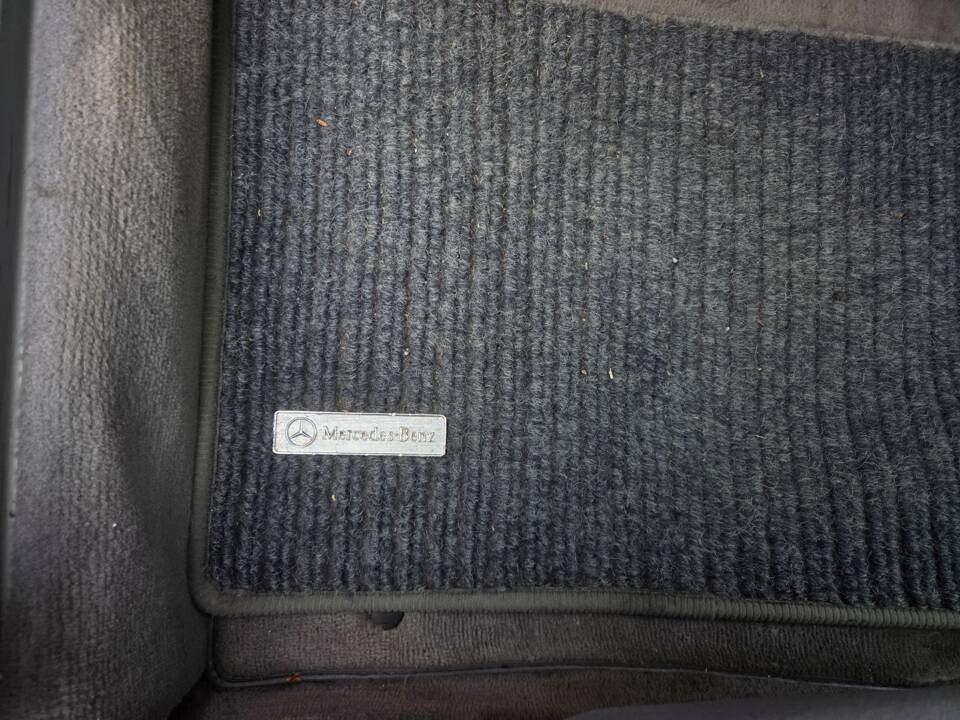 Afbeelding 11/54 van Mercedes-Benz 200 E (1992)