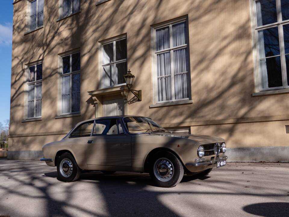 Image 52/54 of Alfa Romeo Giulia GT 1300 Junior (1972)