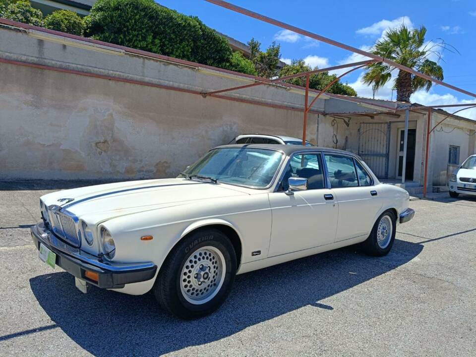 Image 1/50 of Jaguar XJ6 3.2 Sovereign (1983)