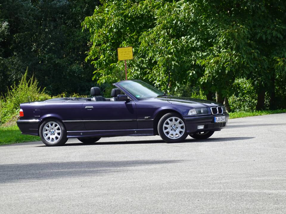 Image 1/21 de BMW 320i (1994)