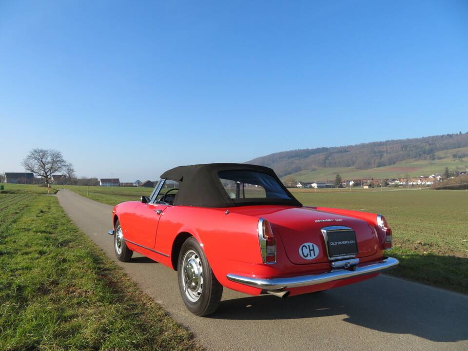 Image 6/23 of Alfa Romeo 2600 Spider (1966)