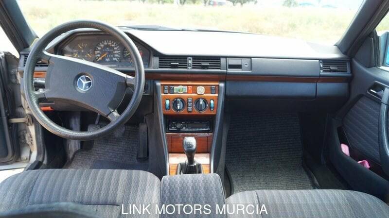 Immagine 8/10 di Mercedes-Benz 300 CE (1991)