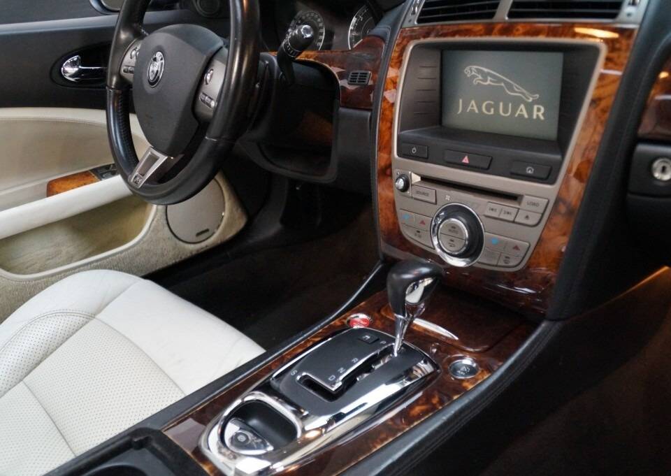 Image 49/65 of Jaguar XKR (2009)