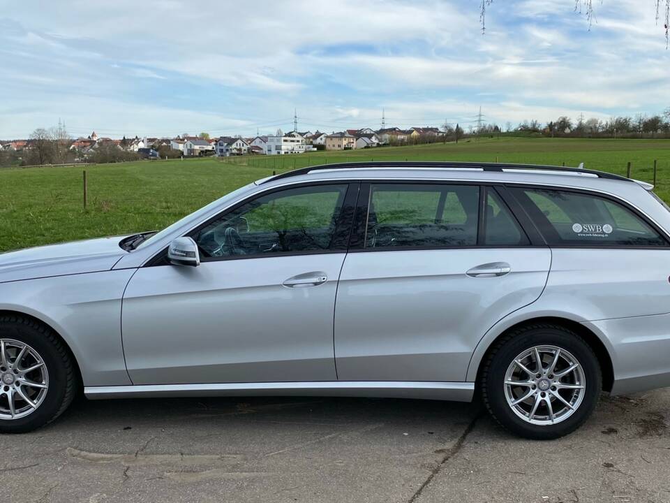 Image 2/27 of Mercedes-Benz E 200 CDI BlueEFFICIENCY T (2010)