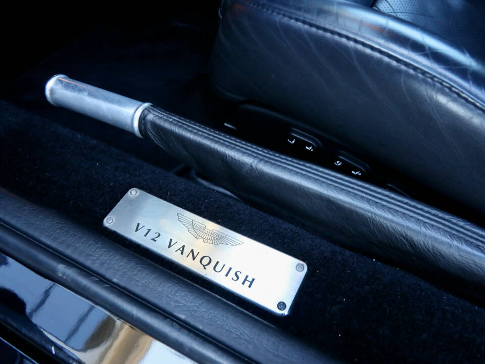 Immagine 37/50 di Aston Martin V12 Vanquish (2002)