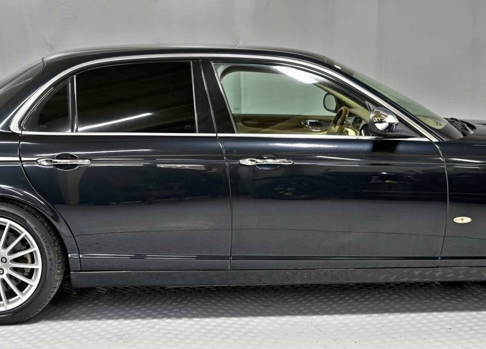 Image 8/50 of Jaguar XJ 8 4.2 (2006)