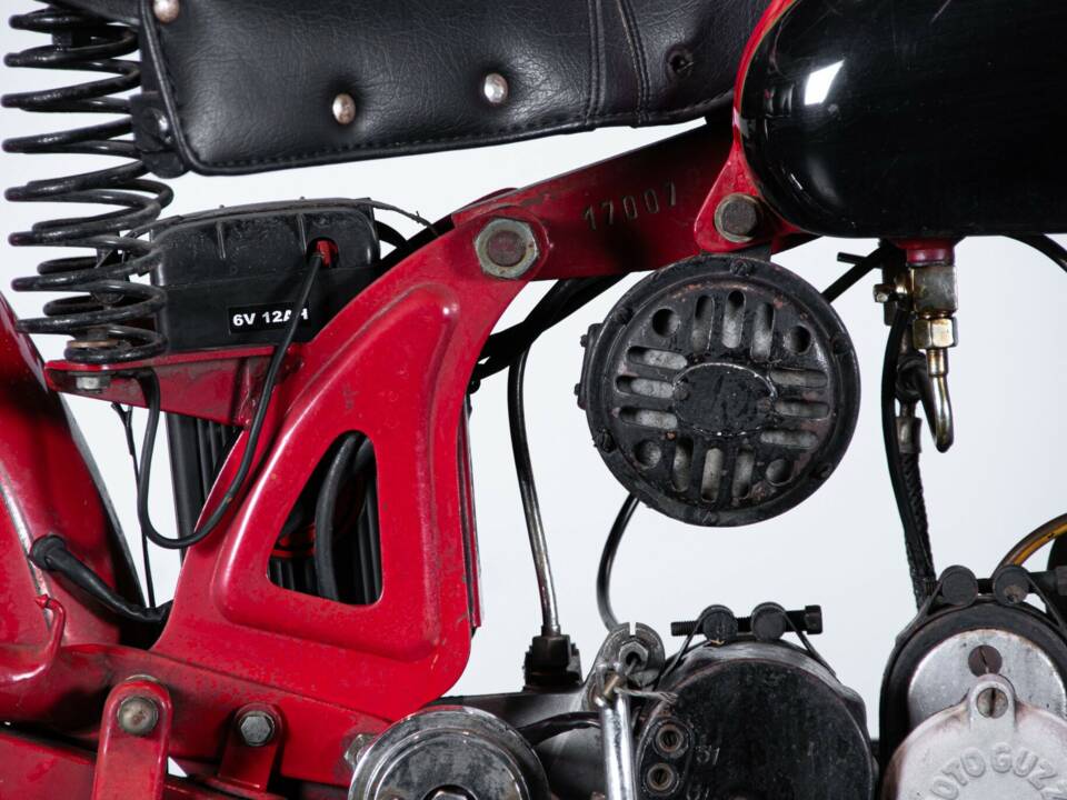 Image 44/50 de Moto Guzzi 250 SS (1950)