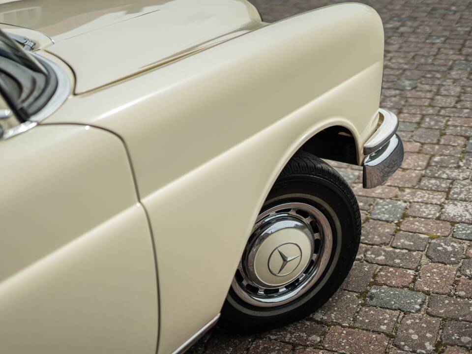 Image 2/42 of Mercedes-Benz 220 SE b (1965)