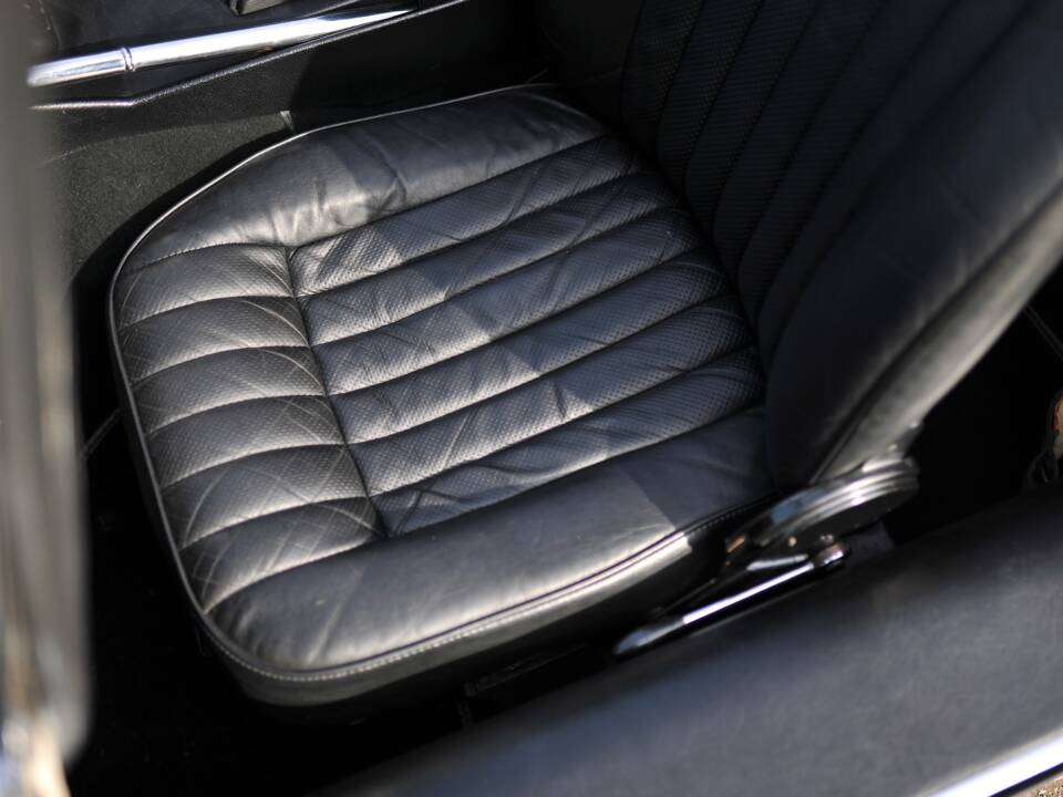 Image 24/39 of Jaguar E-Type V12 (1972)