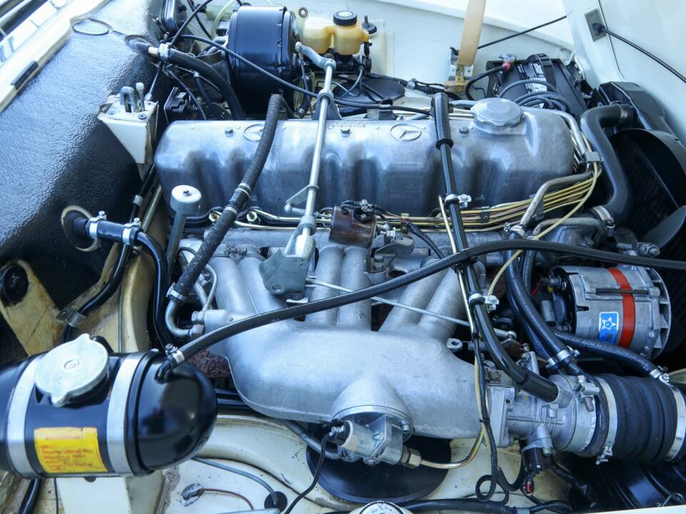 Image 38/50 of Mercedes-Benz 250 SL (1967)