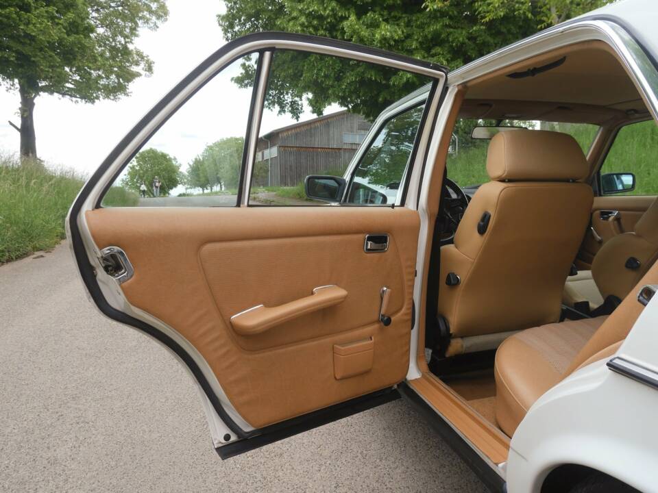 Immagine 13/50 di Mercedes-Benz 230 E (1900)
