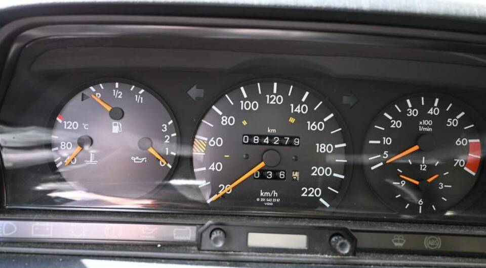 Bild 4/4 von Mercedes-Benz 190 E 1.8 Avantgarde "Rosso" (1993)