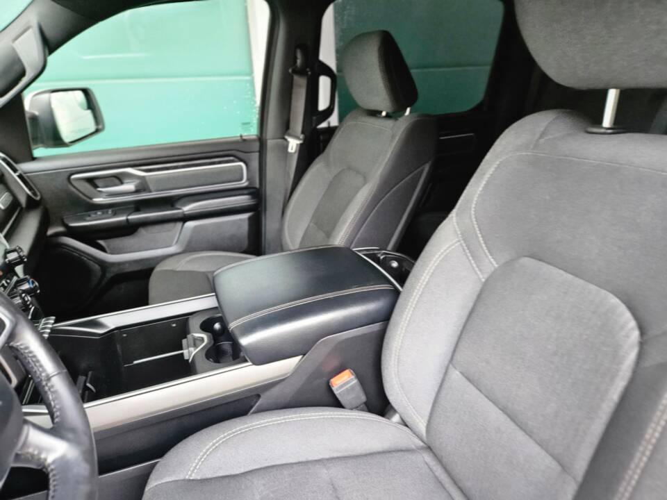 Image 32/62 of Dodge Ram 1500 (2020)