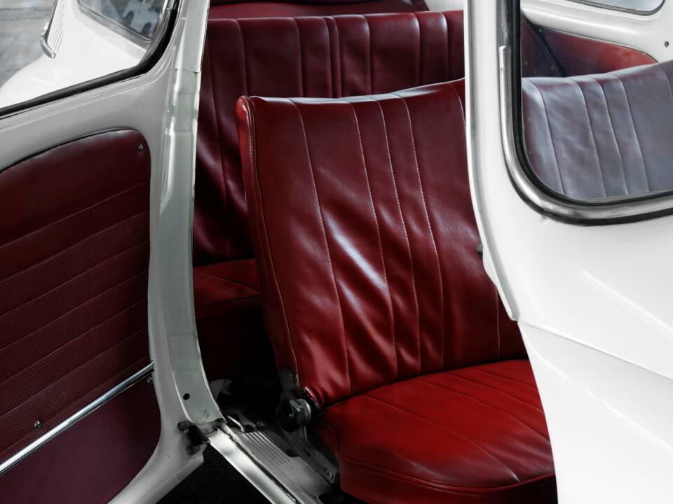 Image 33/48 of Subaru 360 (1970)