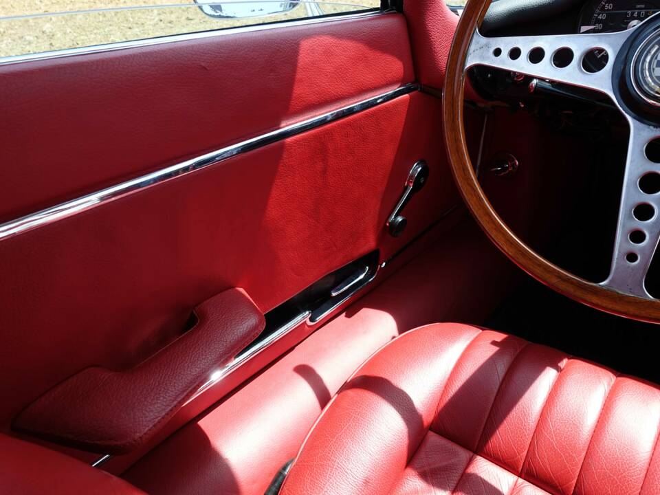 Image 15/39 de Jaguar XK-E (2+2) (1970)