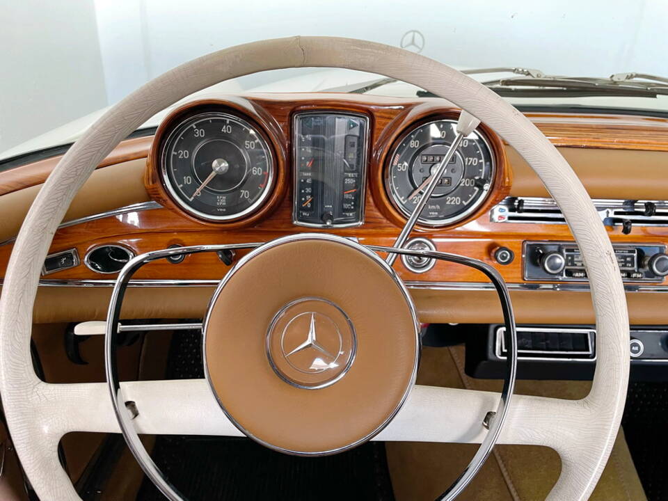 Immagine 10/18 di Mercedes-Benz 220 SE b (1965)