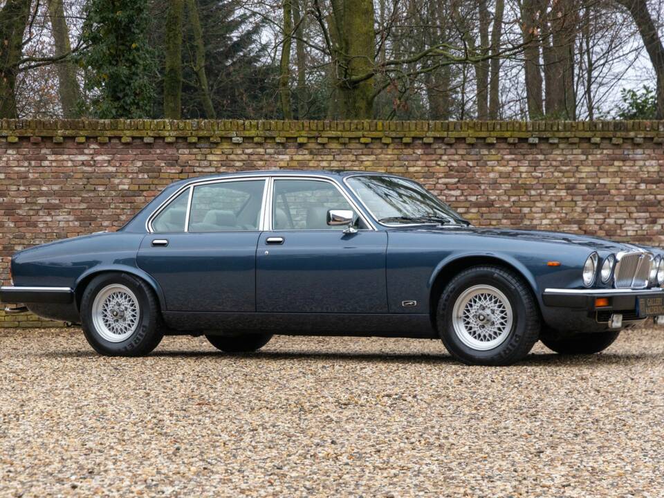 Image 27/50 of Jaguar XJ 12 (1987)