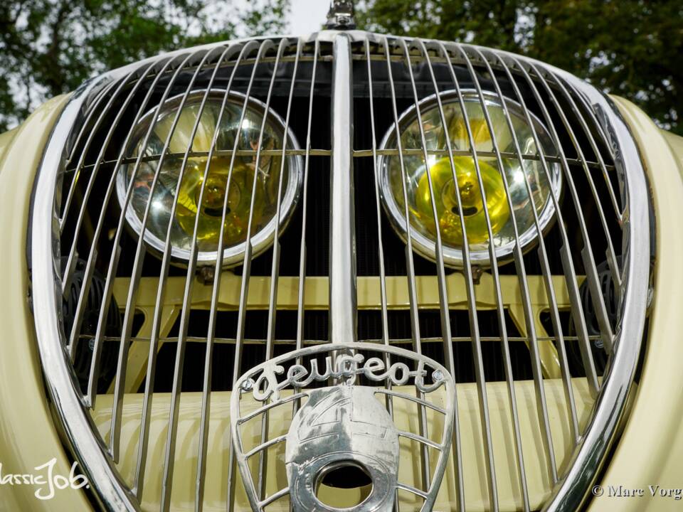 Image 37/47 of Peugeot 402 Eclipse (1935)