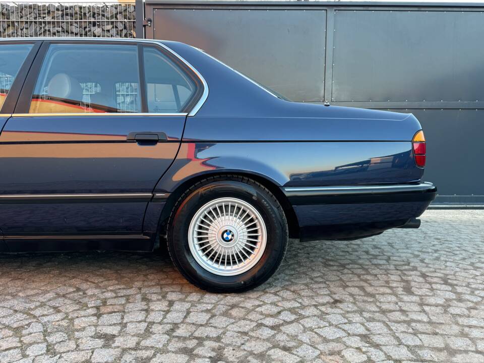 Immagine 35/99 di BMW 735i (1988)