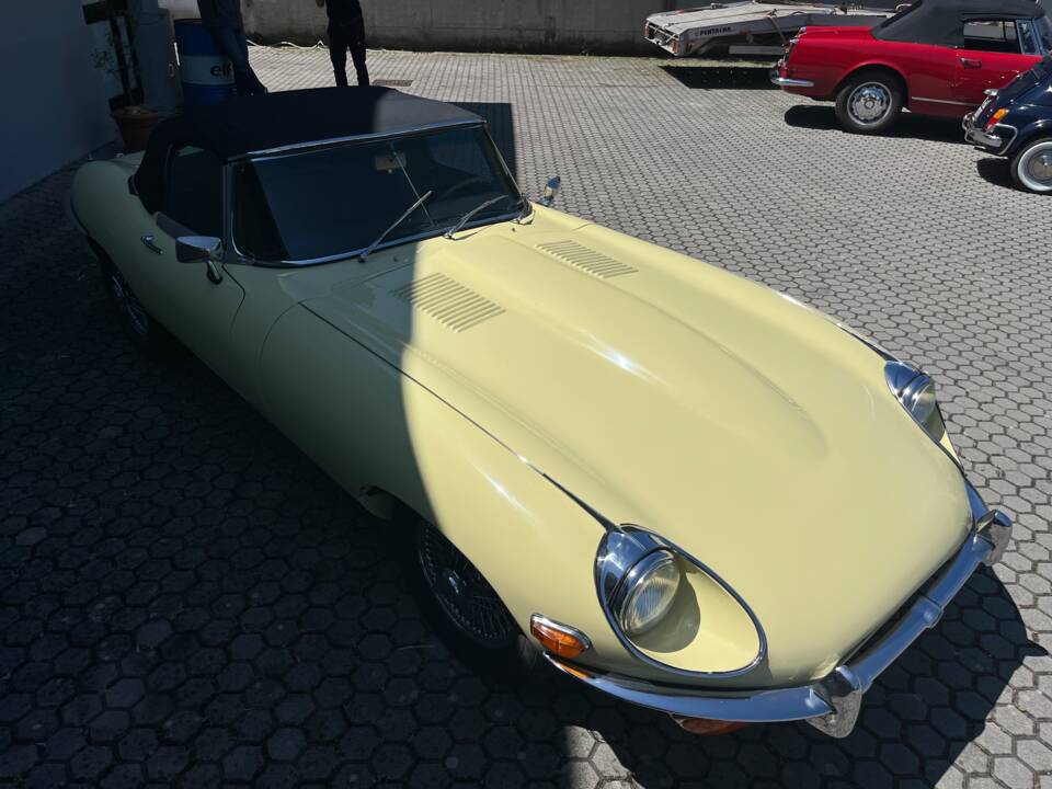 Image 6/15 de Jaguar E-Type (1969)