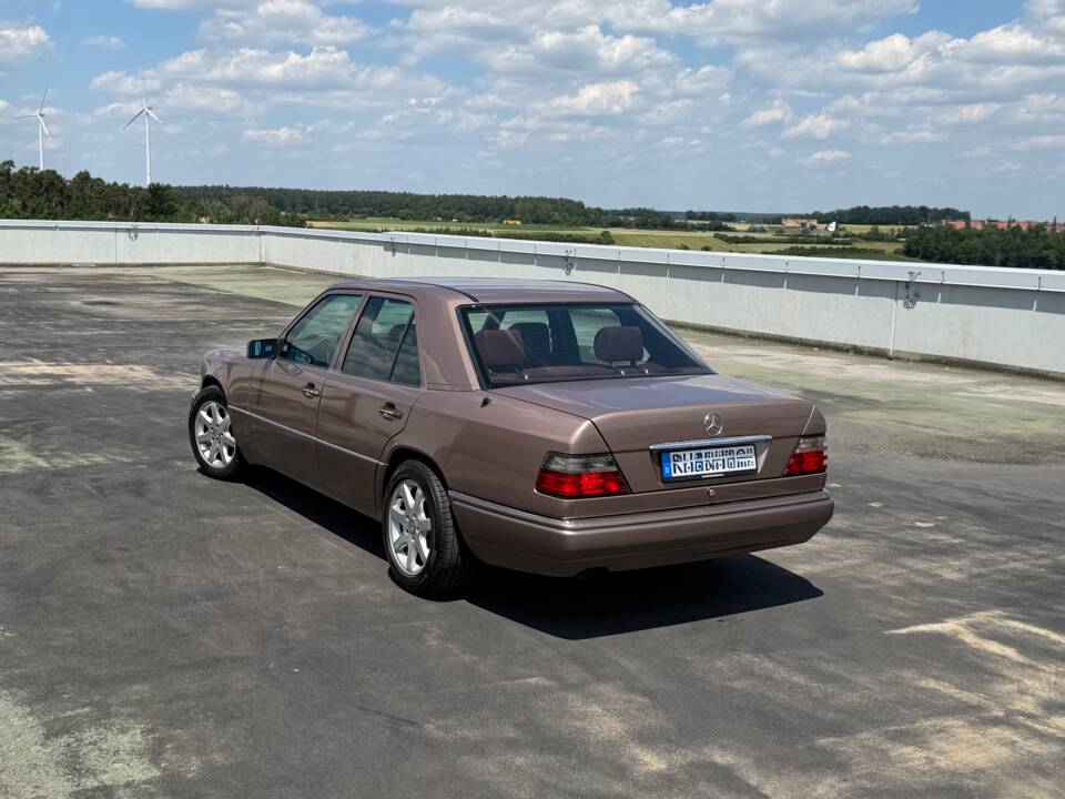 Immagine 7/13 di Mercedes-Benz E 220 (1994)