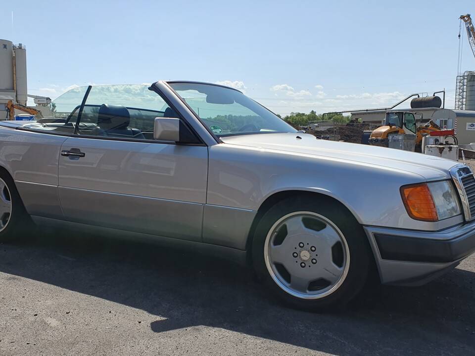 Imagen 33/94 de Mercedes-Benz 300 CE-24 3.4 AMG (1992)