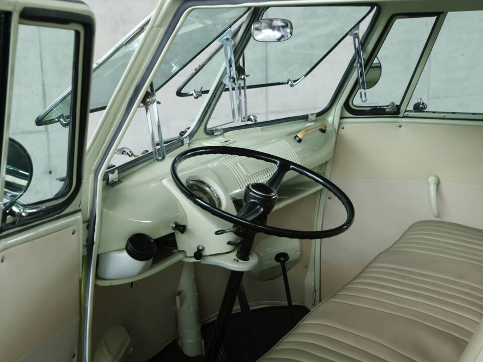 Image 16/47 of Volkswagen T1 minibus (1961)