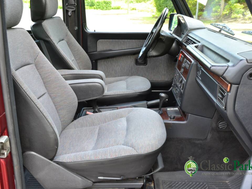 Image 15/49 de Mercedes-Benz 230 GE (SWB) (1993)