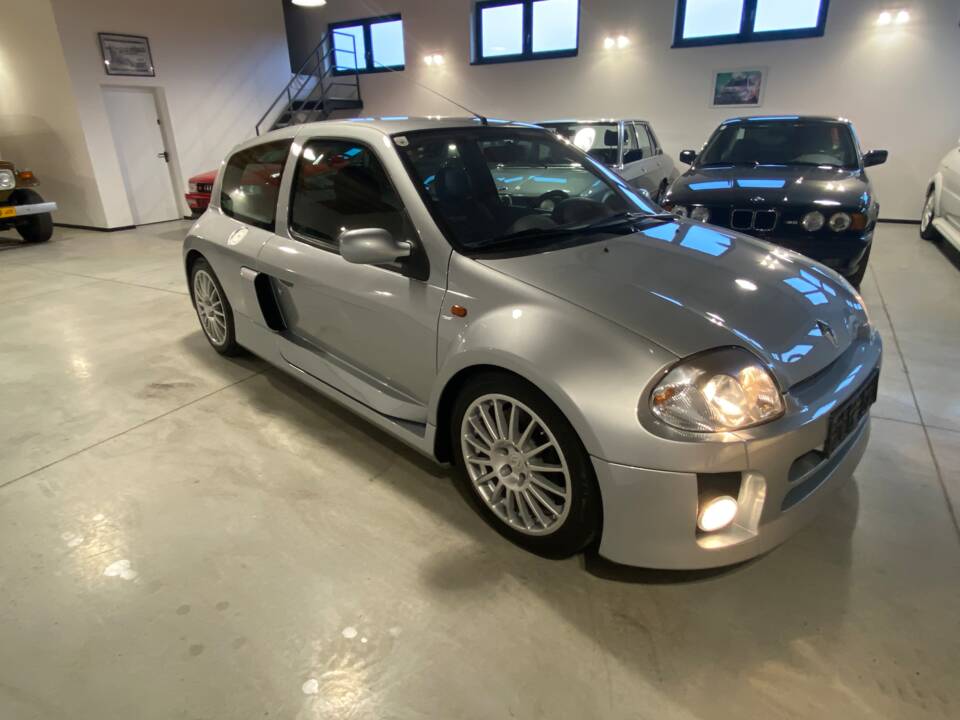 Immagine 7/43 di Renault Clio II V6 (2001)