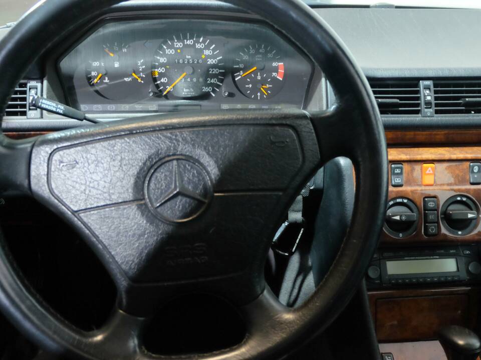 Bild 5/28 von Mercedes-Benz 500 E (1991)