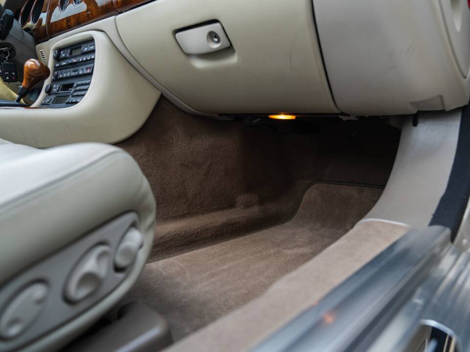 Image 41/91 de Jaguar XK8 4.0 (2000)