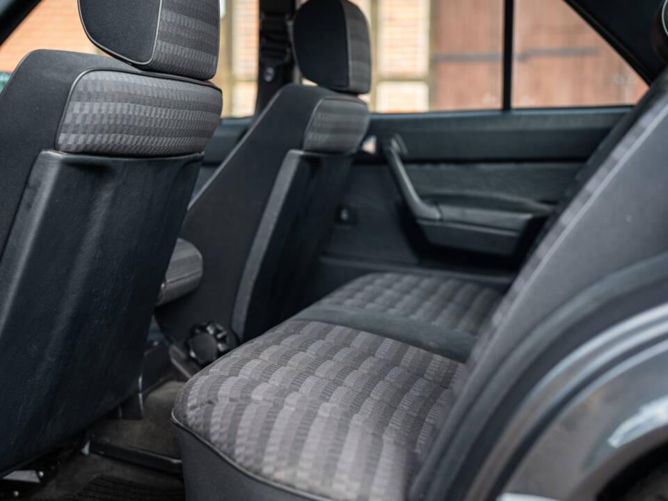 Image 42/44 of Mercedes-Benz 190 E 1.8 (1992)
