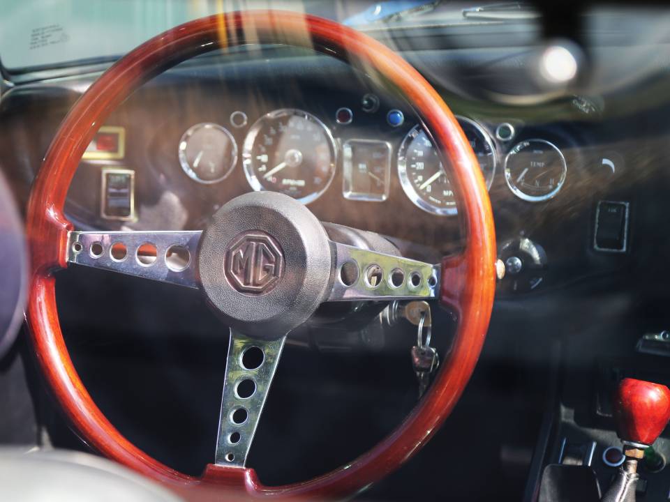 Image 21/34 de MG MGB (1972)