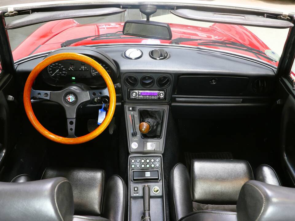 Bild 18/25 von Alfa Romeo 2.0 Spider (1993)