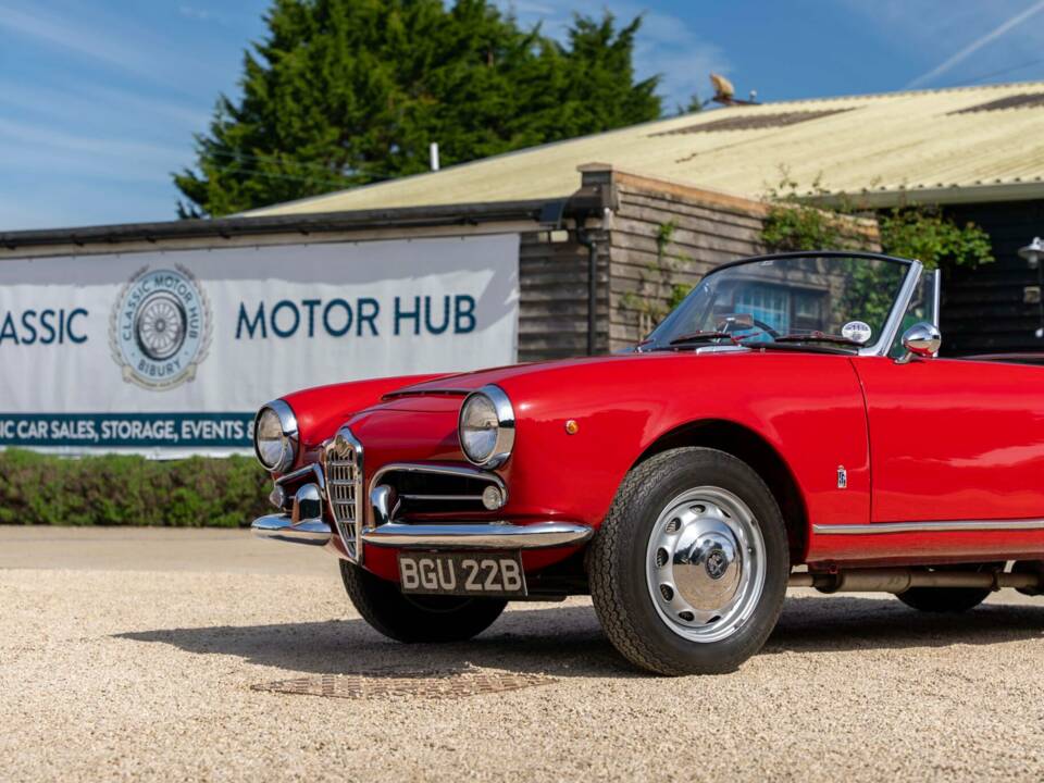 Image 2/8 of Alfa Romeo Giulia 1600 Spider (1963)