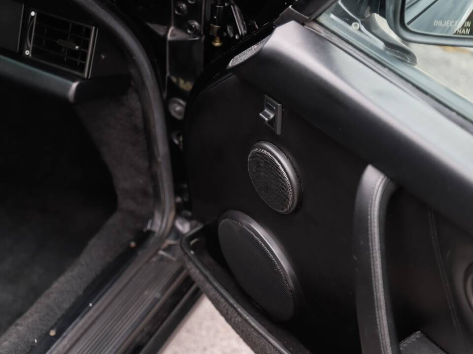 Image 91/108 de Porsche 911 Carrera 3.2 (1989)