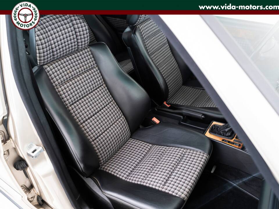 Bild 7/15 von Mercedes-Benz 190 E 2.3-16V (1988)