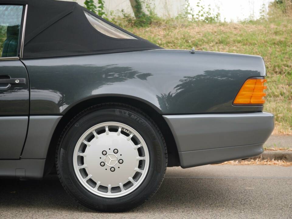 Immagine 6/47 di Mercedes-Benz 500 SL (1900)