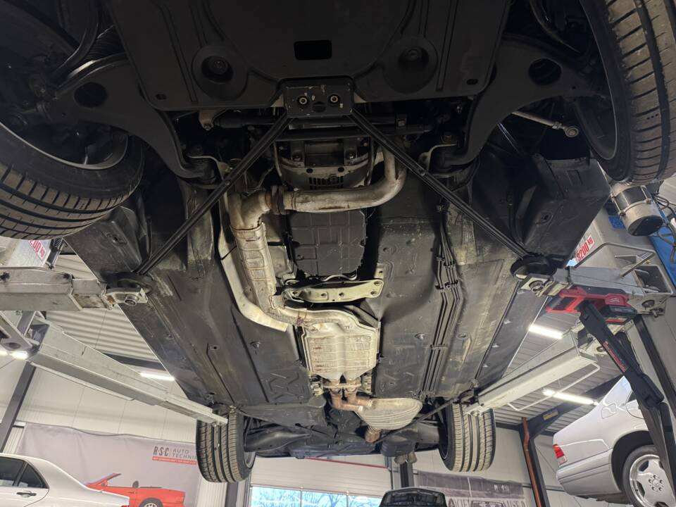 Image 31/37 de Mercedes-Benz 500 SL 6.0 AMG (1990)