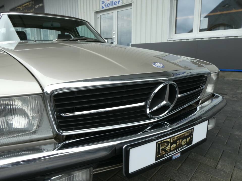 Afbeelding 19/23 van Mercedes-Benz 500 SL (1985)