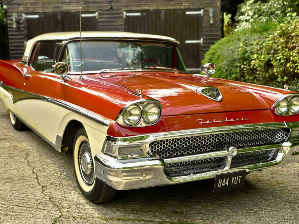 Image 1/50 of Ford Fairlane 500 Skyliner (1958)