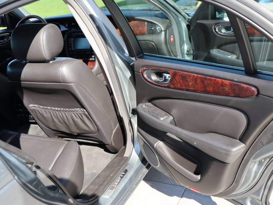 Image 15/50 of Jaguar XJ 8 4.2 (2004)