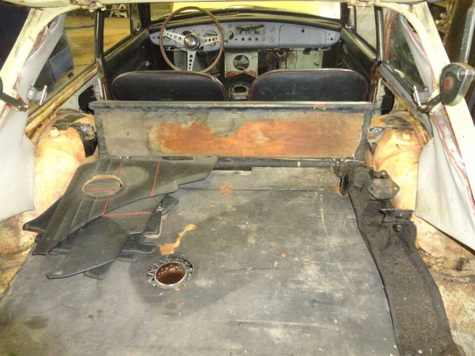 Image 7/34 of MG MGB GT (1970)