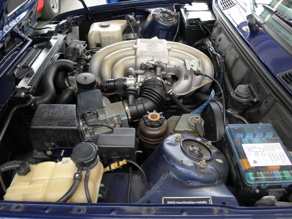 Image 12/37 of BMW 325i (1991)