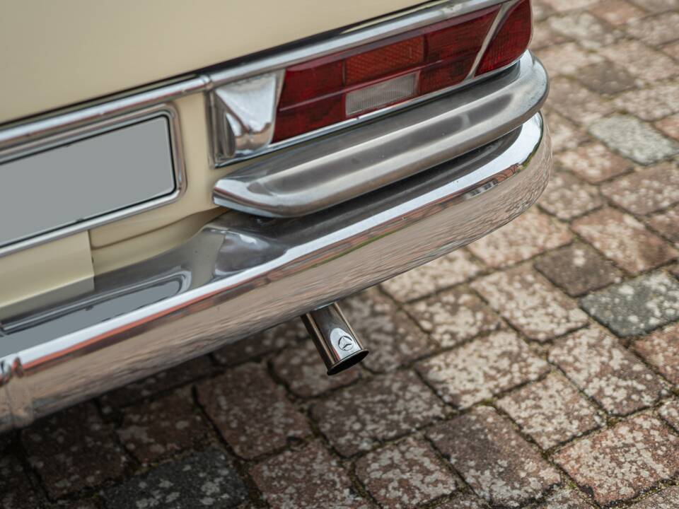 Image 14/42 of Mercedes-Benz 220 SE b (1965)