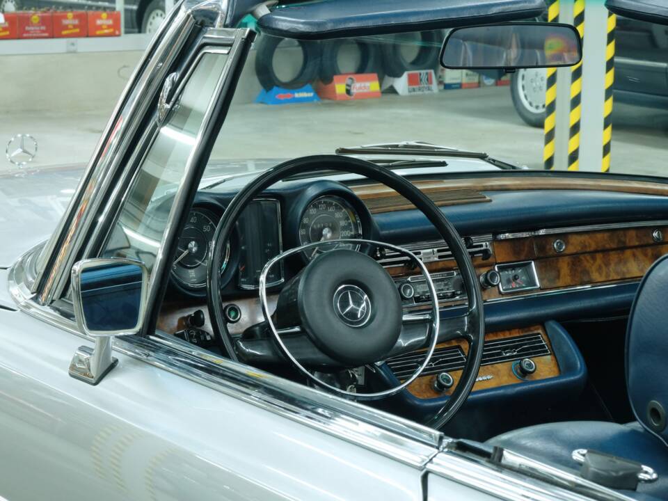 Image 18/50 of Mercedes-Benz 280 SE 3,5 (1970)