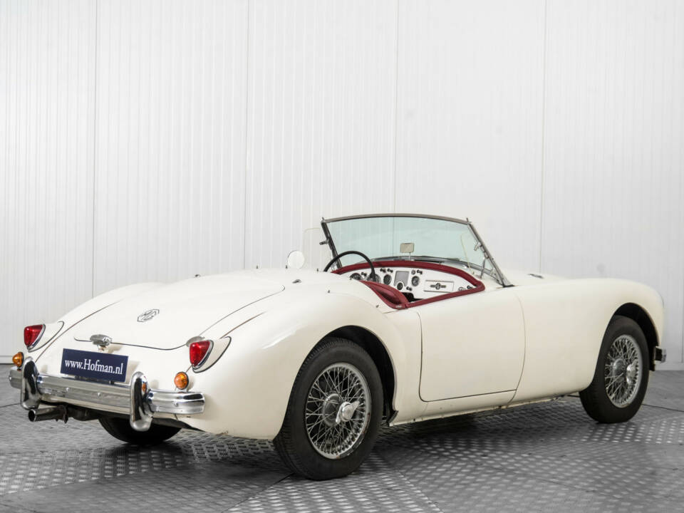 Image 2/50 of MG MGA 1500 (1957)